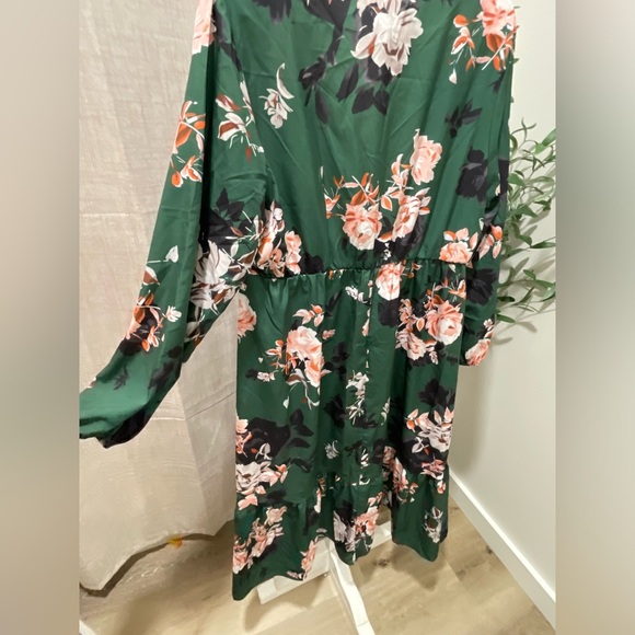 Green floral .beautiful dress - Picture 2 of 6